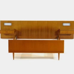Vintage Doppelbett aus Teak mit schwebenden Nachttischen und Beleuchtung, 1960er