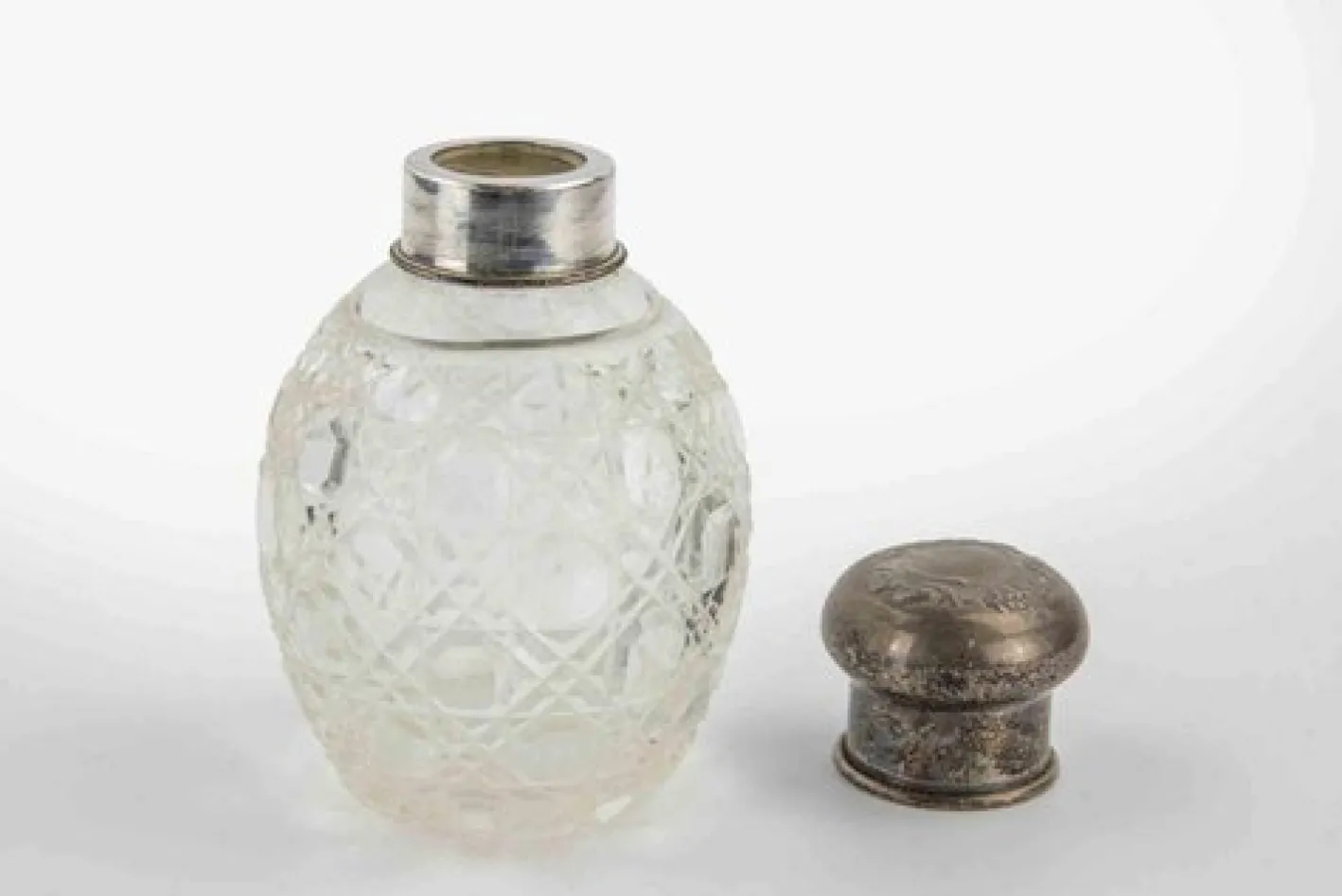 Vintage Jugendstil Liberty Parfümflasche aus Glas und Silberkappe, 1910er