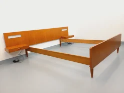 Vintage Teak Doppelbett im skandinavischen Stil mit abgehängten Nachttischen & integrierten Lampen, 1960er