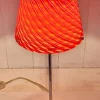 Vintage Tischlampe mit verchromtem Metallfuß und rot gemustertem Glasschirm, 2000er