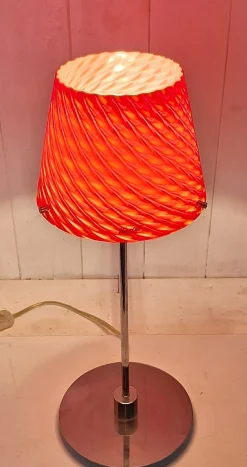 Vintage Tischlampe mit verchromtem Metallfuß und rot gemustertem Glasschirm, 2000er