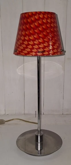 Vintage Tischlampe mit verchromtem Metallfuß und rot gemustertem Glasschirm, 2000er