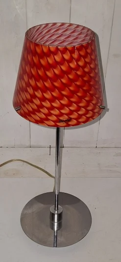Vintage Tischlampe mit verchromtem Metallfuß und rot gemustertem Glasschirm, 2000er