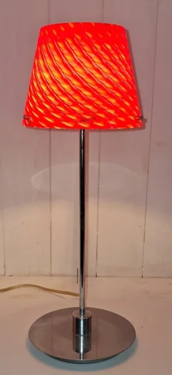 Vintage Tischlampe mit verchromtem Metallfuß und rot gemustertem Glasschirm, 2000er