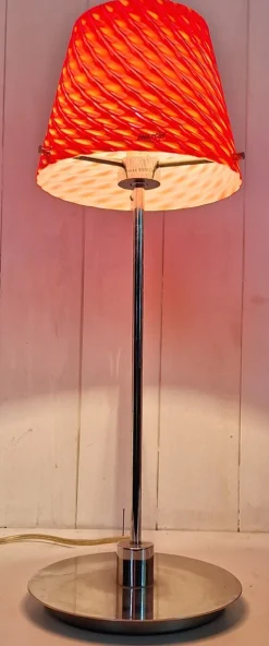 Vintage Tischlampe mit verchromtem Metallfuß und rot gemustertem Glasschirm, 2000er