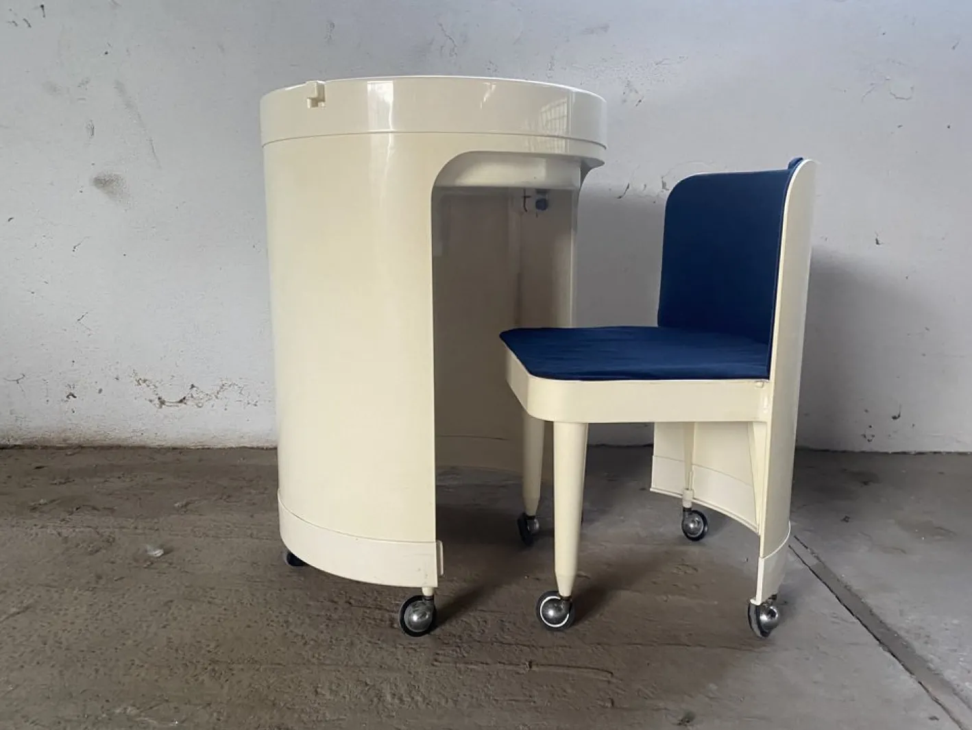 Weißer italienischer Frisiertisch & Stuhl von Studio Kastilia, 1970er, 2er Set