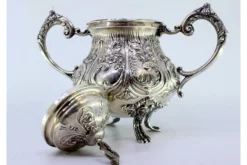 Zuckerdose aus geprägtem Silber mit Blumenmotiven, Akanthusblättern und klauenförmigen Füßen