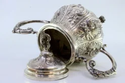 Zuckerdose aus geprägtem Silber mit Blumenmotiven, Akanthusblättern und klauenförmigen Füßen