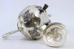 Zuckerdose aus geprägtem Silber mit Blumenmotiven, Akanthusblättern und klauenförmigen Füßen
