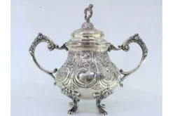 Zuckerdose aus geprägtem Silber mit Blumenmotiven, Akanthusblättern und klauenförmigen Füßen