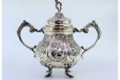 Zuckerdose aus geprägtem Silber mit Blumenmotiven, Akanthusblättern und klauenförmigen Füßen